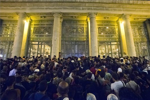 Criza refugiaţilor. Invazie sau migraţie? Europa, în faţa unei crize majore 
