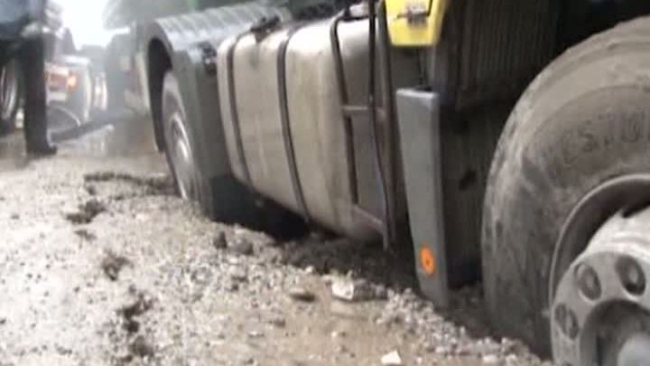 Asfaltul s-a surpat pe DN 71. Un camion a rămas blocat 