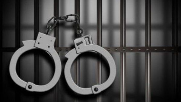 A furat aur iar apoi a mers în târg să îl vândă. Poliţia l-a urmărit. Continuarea este ireală 
