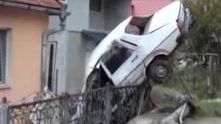 Un şofer vitezoman s-a oprit cu maşina în zidul unei case 
