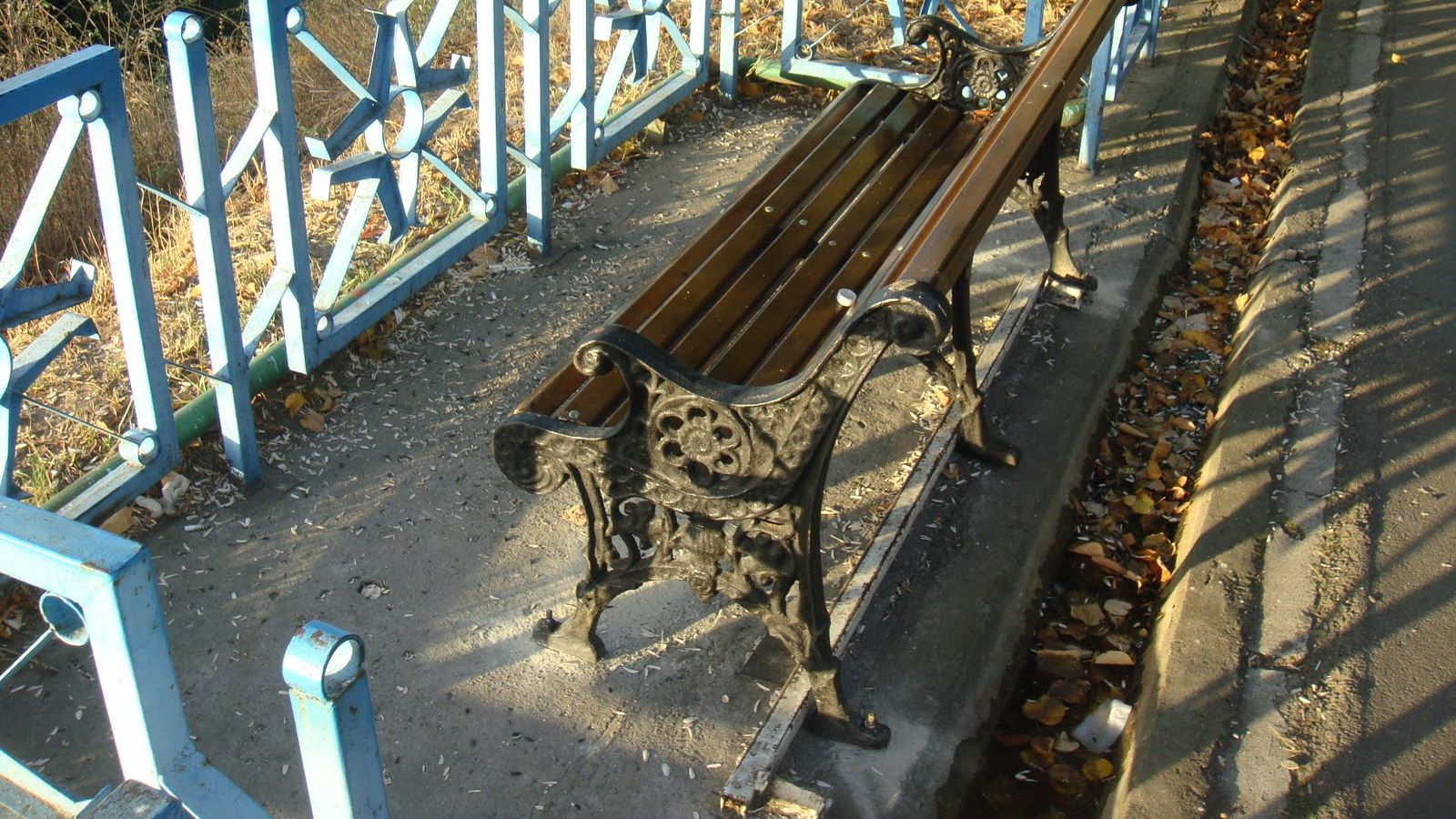 Angajata unui restaurant de pe Faleza Dunării  a fost filmată când arunca gunoaiele în apă