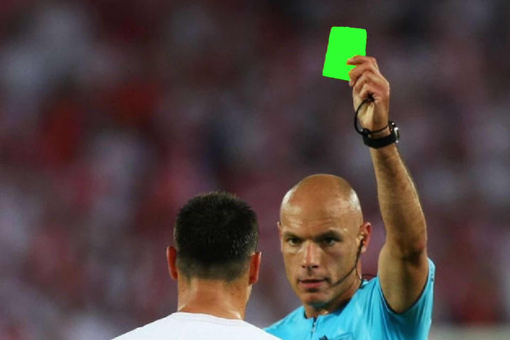 Arbitrii de fotbal vor arăta în curând cartonașul VERDE. Ce înseamnă