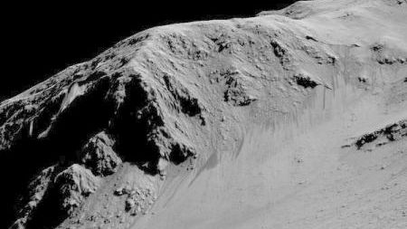 Imaginea săptămânii de la NASA. "Linii recurente" pe pantele craterului Horowitz