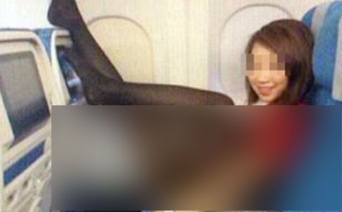 Fotografia "indecentă" a unei stewardese a făcut senzație pe Facebook și a declanșat o anchetă