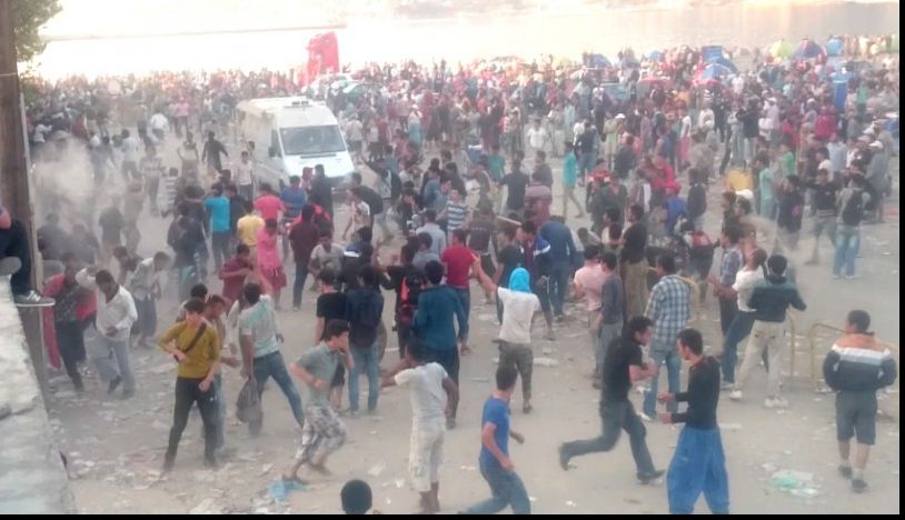Incidente violente pe insula Lesbos, din Grecia. Refugiaţii se bat cu poliţia!