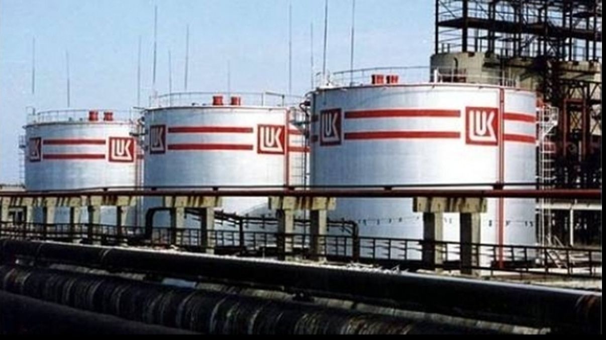 Tribunalul Prahova a redus sechestrul pus pe conturile Lukoil cu 800 de milioane de euro