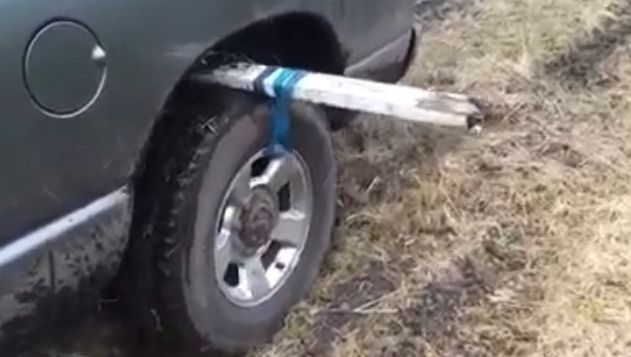 Cea mai simplă metodă să ieşi cu maşina din noroi
