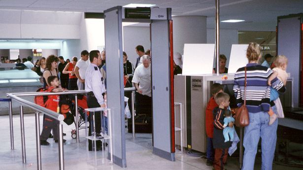Ce au găsit medicii în stomacul unui bărbat. S-a dat de gol la detectorul de metale din aeroport