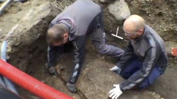 Au deschis un sicriu vechi, îngropat sub o biserică. Ce era în el i-a uimit şi pe arheologi