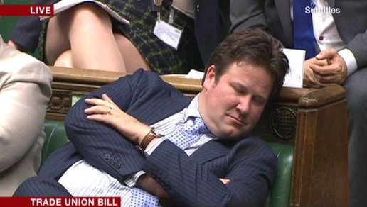 Gafă la BBC. Ce s-a întâmplat după ce a publicat o poză cu un politician care "îşi odihnea ochii"