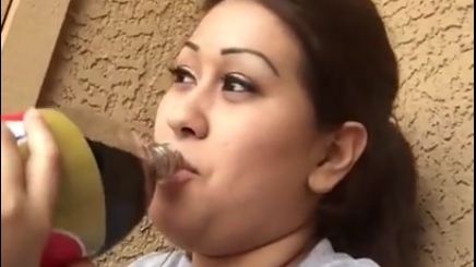 Reacţia neaşteptată pe care o are această tânără, când bea Pepsi pentru prima dată