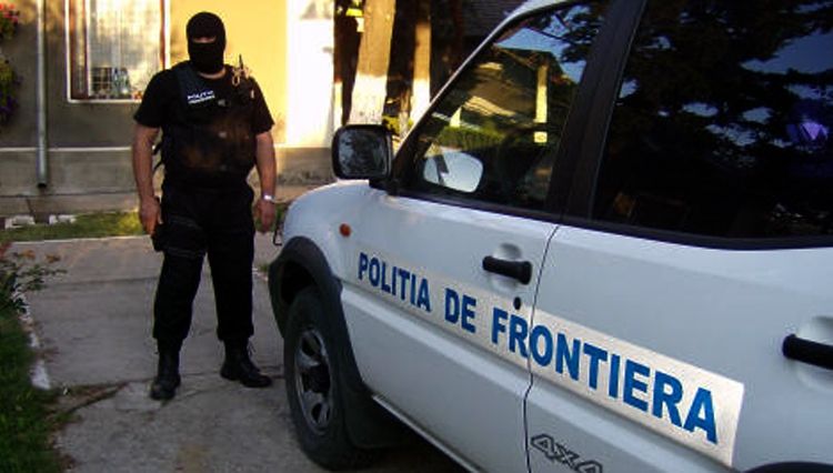 11 imigranţi, ascunşi în saci cu granule de PVC şi polietilenă, descoperiţi într-un TIR, la Giurgiu