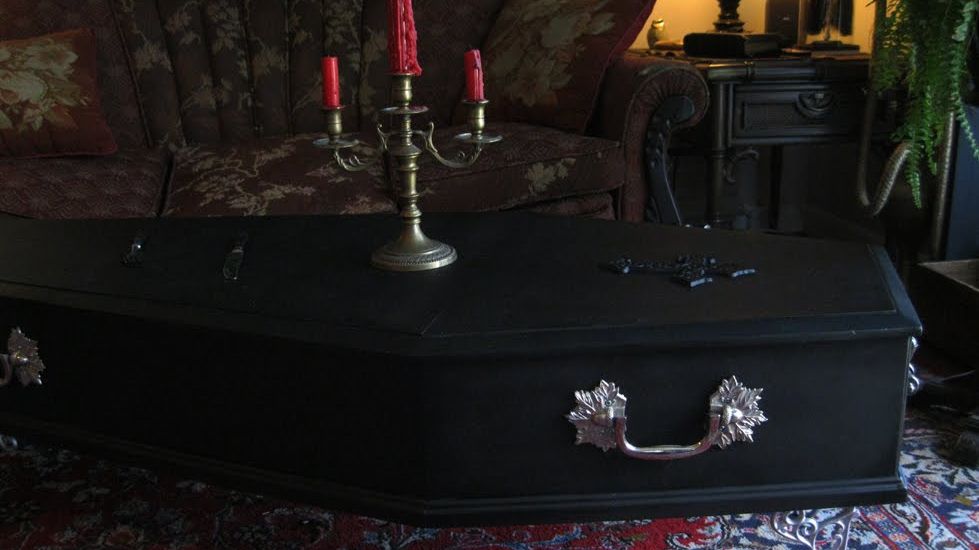 Au intrat în casa vecinei și au văzut un sicriu pe masă. L-au deschis și au înghețat de groază