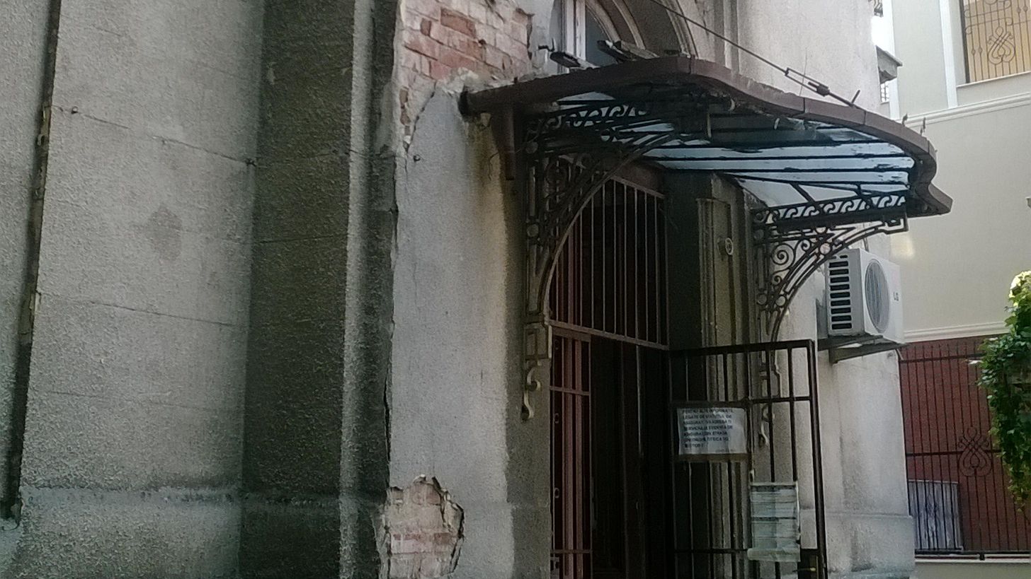 Imagini care îţi provoacă silă! Bucureştenii care se duc să-şi ridice cardul de sănătate, umiliţi 