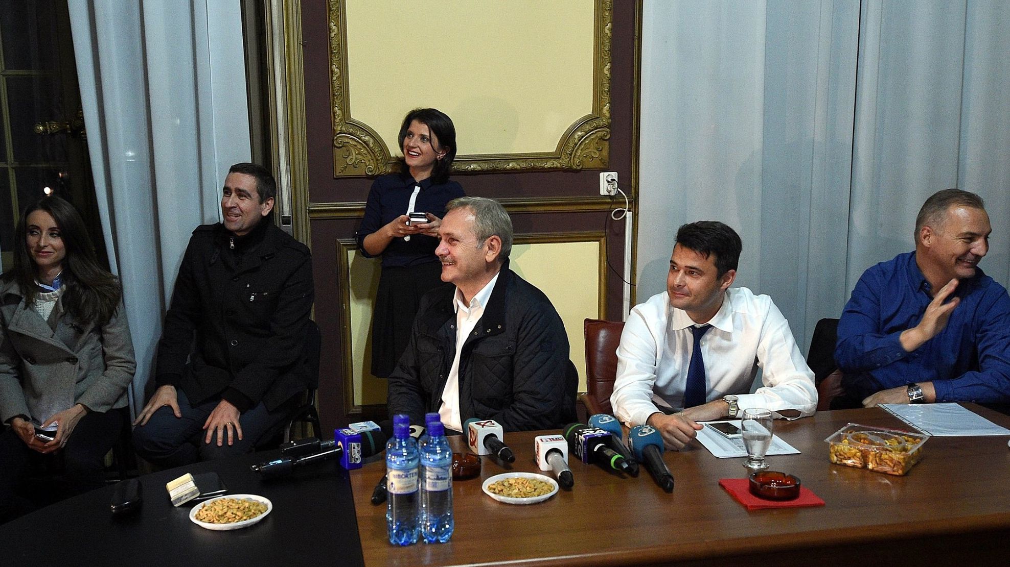 Emoții mari la sediul PSD în seara alegerilor. Motivul: meciul României cu Feroe 
