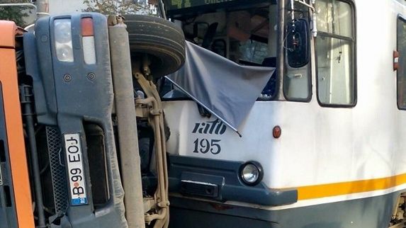Accident grav pe linia lui 41. Camion răsturnat după ce a fost izbit de tramvai. Trafic reluat