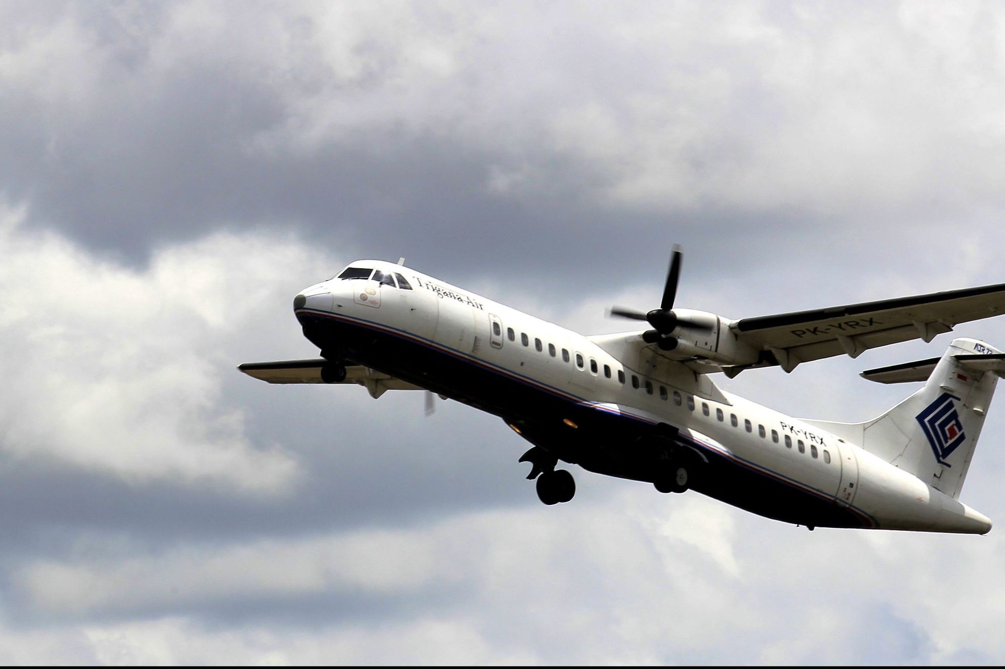 Avion dispărut de pe radare în estul Indoneziei. Avea 10 pasageri la bord