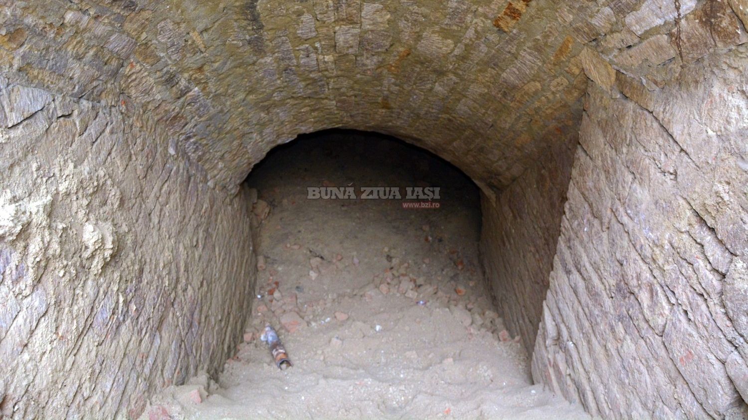 A fost descoperită sub o stradă din centrul Iaşului. Anchetatorii au rămas blocaţi 