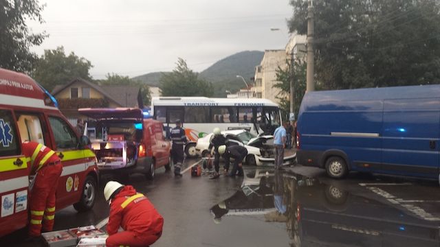 Accident cumplit în Piatra Neamţ, soldat cu 4 victime. Un autocar s-a ciocnit cu un autoturism