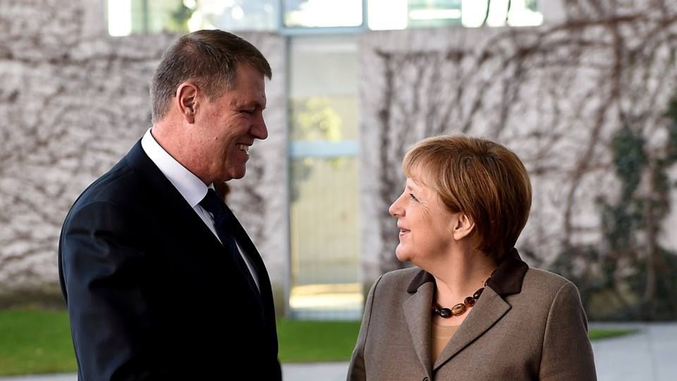 Klaus Iohannis şi Victor Ponta se întrec în fotografii cu Angela Merkel, de ziua Germaniei