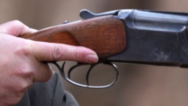 Un băcăuan s-a împuşcat accidental cu arma de vânătoare. Ce făcea când s-a petrecut totul