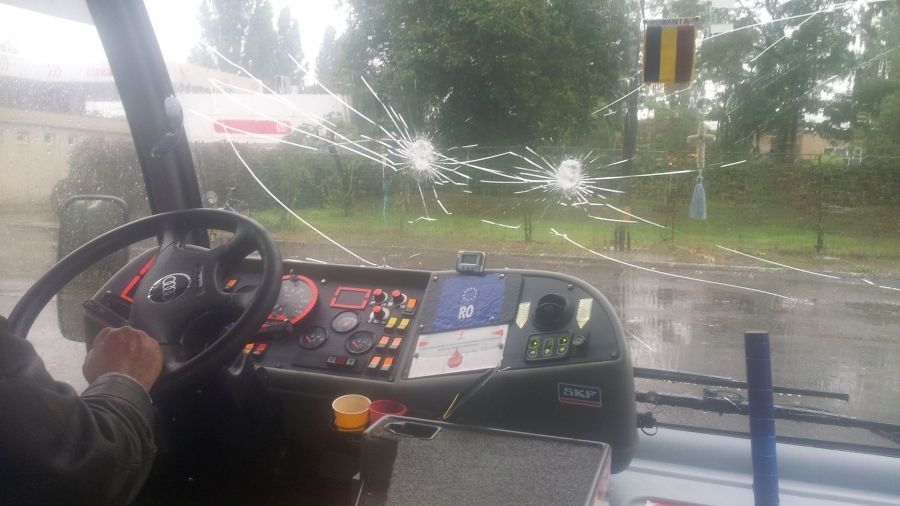 Şofer de autobuz, agresat de doi tineri. "Au venit la uşa din faţă. Parcă erau posedaţi"
