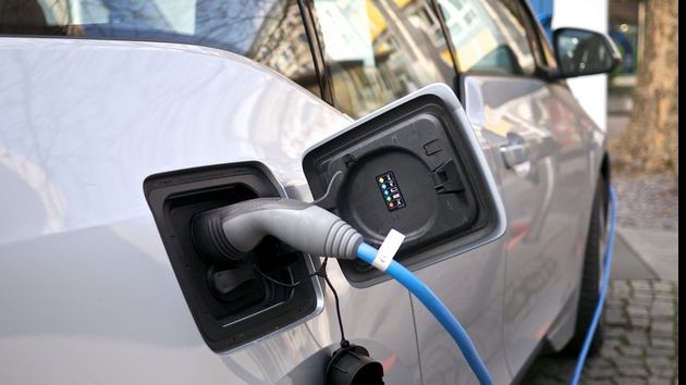 Posesorii de automobile electrice din Germania, în culmea fericirii. Ce avantaje li se oferă