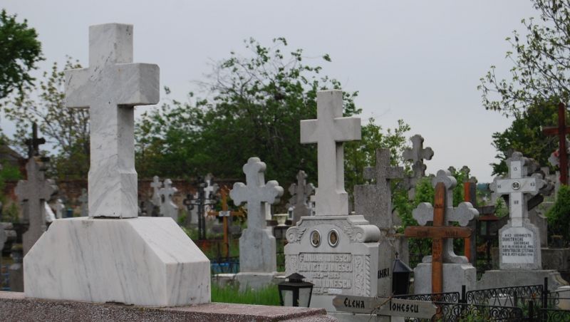 Au cerut 1.000 de lei pe locul de veci. Revoltate, rudele au îngropat-o chiar în.. Cum să faci asta?