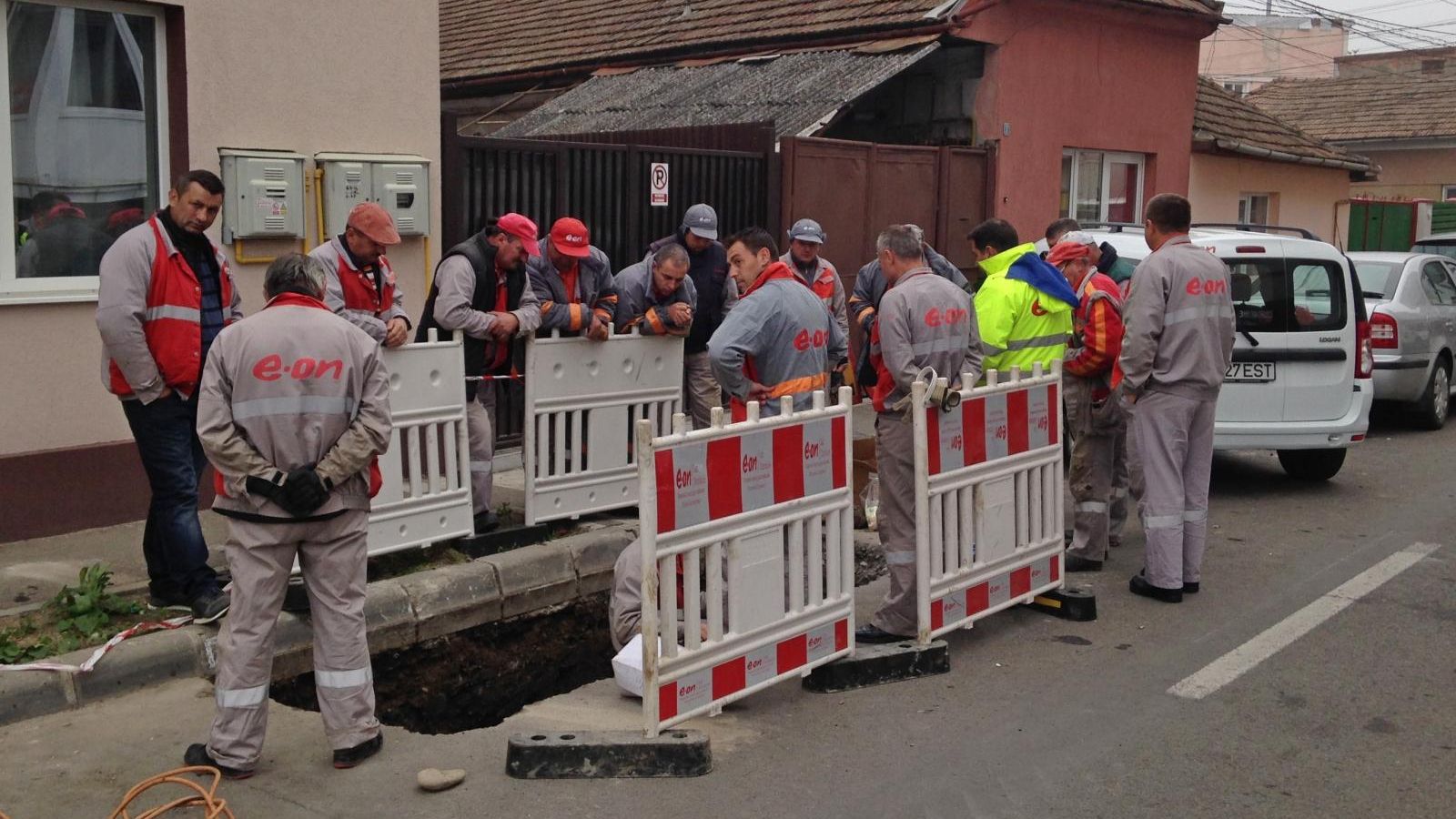 O persoană munceşte, alte 16 stau. Care este explicaţia E.ON pentru această poză virală