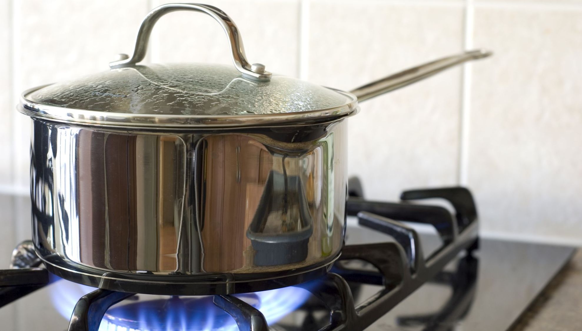  Toată lumea îl foloseşte. Banalul obiect din bucătărie care cauzează cancer. Nimeni nu se aştepta