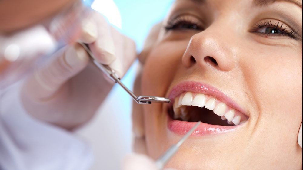 Și-a făcut o albire a dinților, dar rezultatul este HORROR. A plâns când s-a privit în oglindă