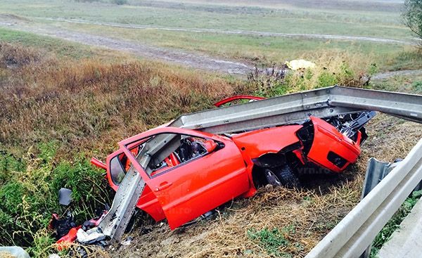 Accident terifiant în Vaslui. Șoferul a murit, după ce a fost tranșat de un parapet de protecție
