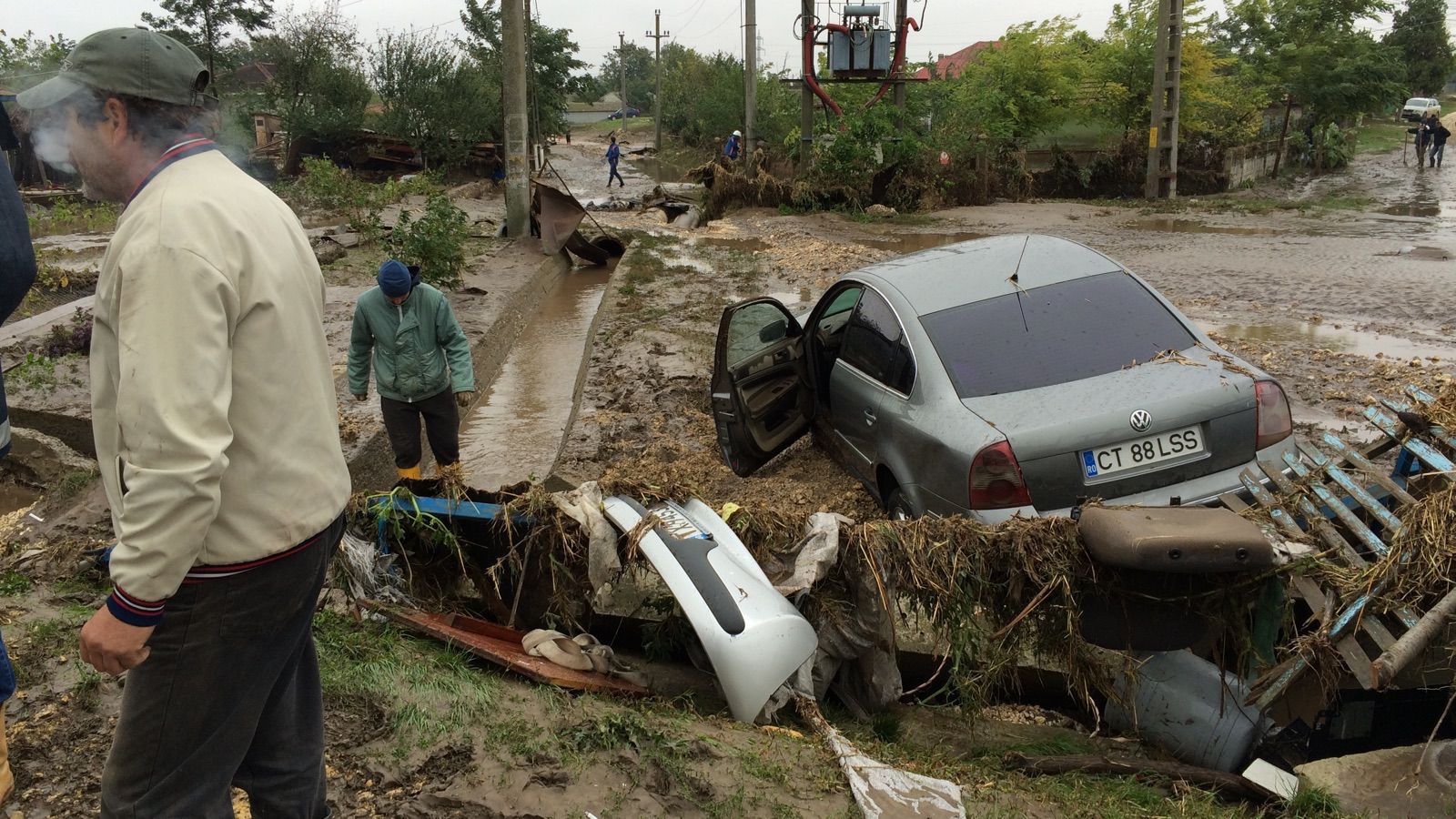 40 de case și 20 de mașini, distruse de apă după potopul din Constanța. Imaginile de coșmar