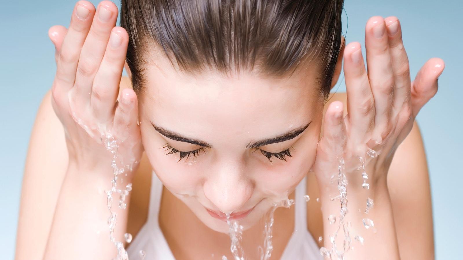 S-a spălat pe faţă cu sare timp de o lună. Rezultatul? Cosmeticienilor nu le-a venit să creadă