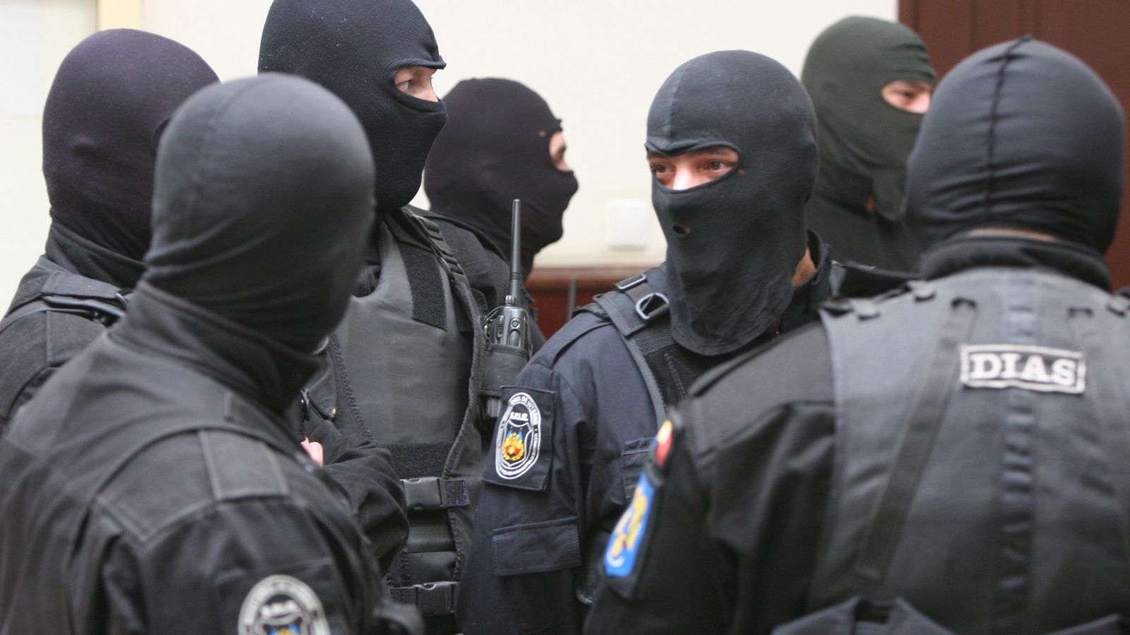 Percheziţii de amploare la persoane bănuite de contrabandă cu ţigarete