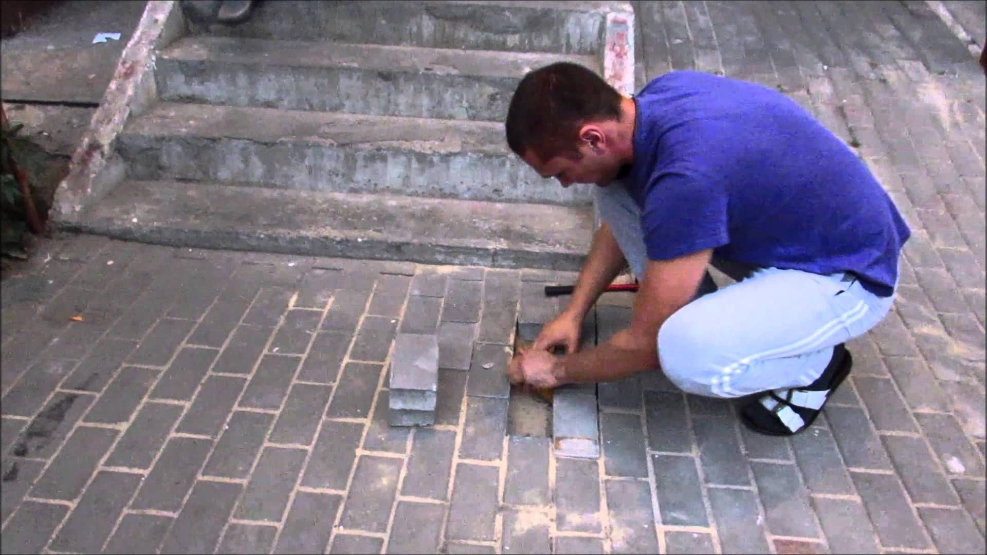 A auzit zgomote venind de sub pavaj. Dar când a scos dalele, a rămas impresionat până la lacrimi
