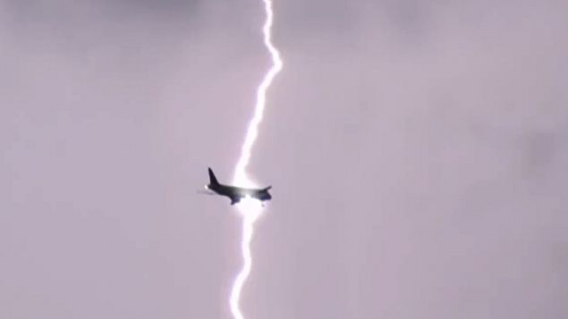 Avion cu 300 de pasageri, lovit de un fulger. Piloții au fost aproape de o catastrofă