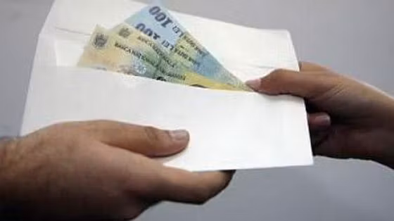 Șef adjunct din Poliția Română, urmărit penal pentru luare de mită de 110.000 €, a fost reținut