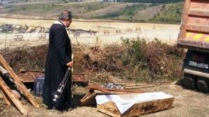 După 21 de ani, sicriul gol al unei fetiţe de 6 ani, a pus pe jar o comună 