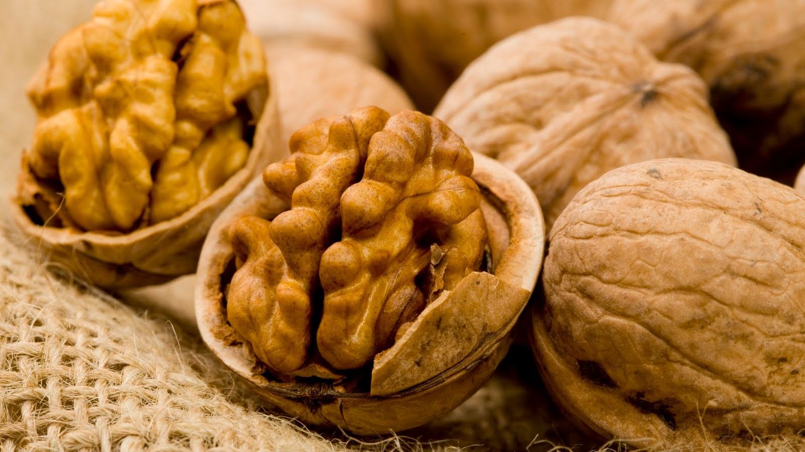 Medicii sunt uimiţi. Ce se întâmplă la patru ore după ce mănânci nuci 