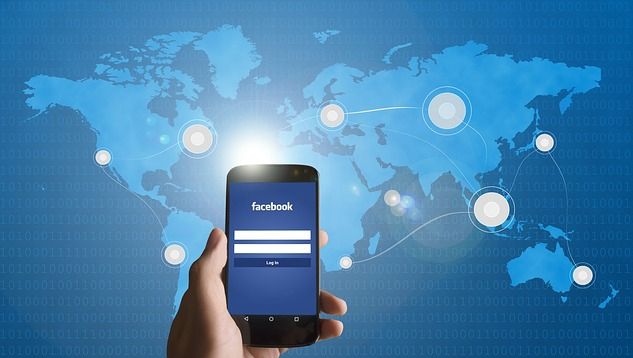 Motivul uluitor pentru care Facebook i-a şters pozele şi i-a blocat contul. Toţi putem păţi asta
