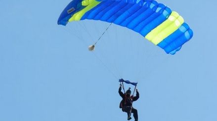 Un paraşutist a căzut la Ghimbav. Bărbatul a murit la spital