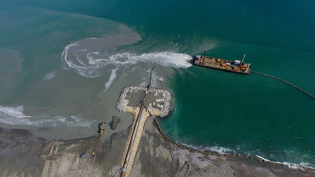 VIDEO spectaculos. Cum s-au extins spre mare plajele de la Constanța