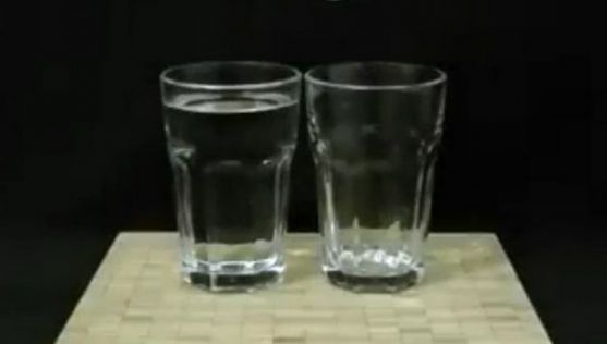Nu crezi până nu vezi cu ochii tăi! Cum transferi apa dintr-un pahar în altul, fără să le atingi