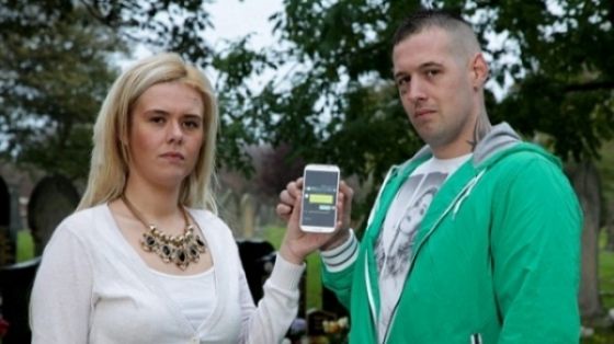 Şi-a îngropat bunica cu telefonul mobil. La puțin timp, fata a primit un SMS. A citit și a înghețat