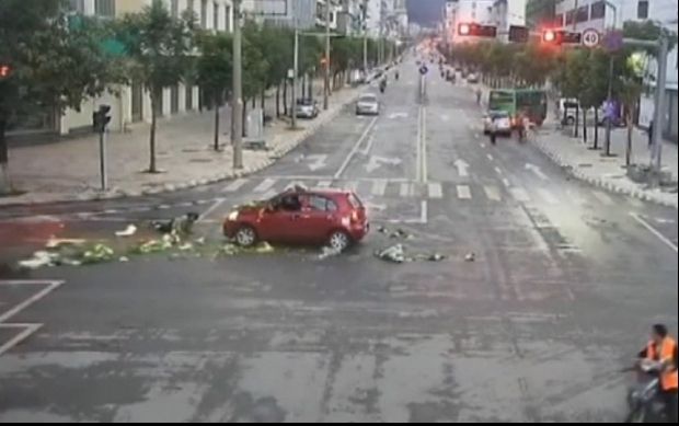 A fost izbită de mașină, dar s-a ridicat să-și culeagă varza de pe șosea. Imaginile au ajuns virale