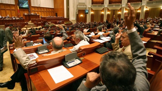 Salariile demnitarilor, în discuția Senatului