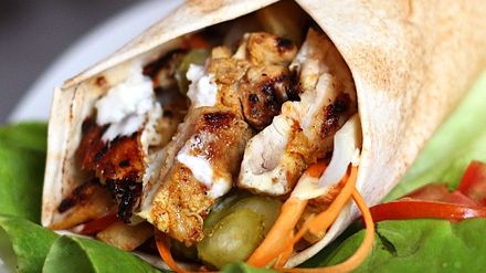 Descoperire dezgustătoare: ce a găsit o clujeancă în shaorma abia cumpărată. "Bătaie de joc..."