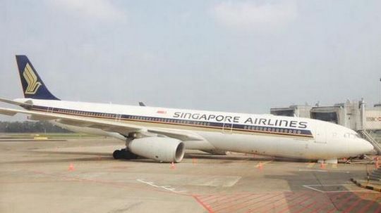 Incident pe aeroportul din Singapore. Botul unui avion s-a prăbuşit la pământ
