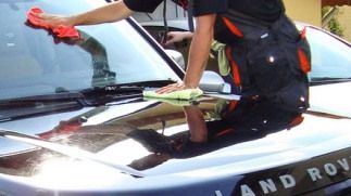 Şi-a lăsat maşina la spălătorie, dar nu se aştepta să se întâmple aşa ceva. Ce a făcut un angajat